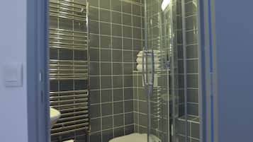 舒適雙人房 (Shower) | 浴室 | 免費梳洗用品、提供毛巾