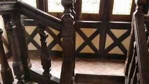 A wooden staircase with a dark finish and a geometric pattern on the walls. - Hôtel La Résidence Manoir de La Salamandre (Etretat)
