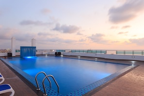 Utomhuspool och solstolar