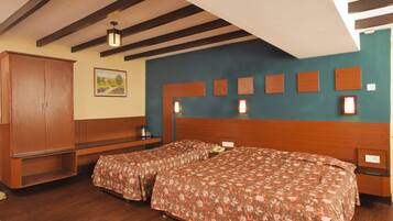 Habitación triple familiar, 2 camas matrimoniales | Caja de seguridad en la habitación, camas extra y wifi gratis