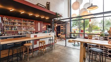 Serveert lunch en diner, Italiaanse gerechten