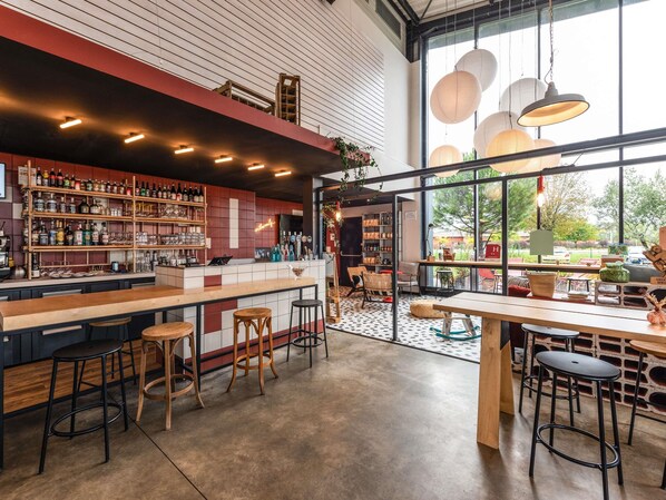 Lunch and dinner served, Italian cuisine