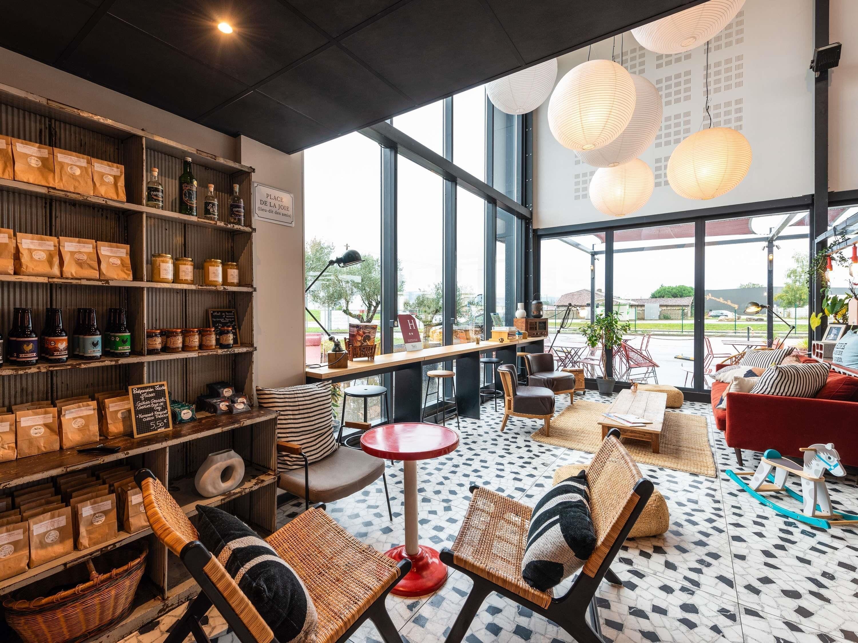 Déjeuner et dîner servis sur place, spécialités Cuisine italienne