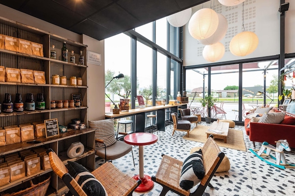 Lunch and dinner served, Italian cuisine