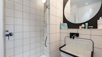 Family Room (Pop. 4 people) | Premium bedding, individually furnished, desk, laptop workspace