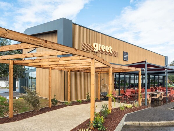 Lunch and dinner served, Italian cuisine