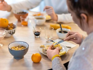 Une table à manger avec différents plats et une personne qui mange.