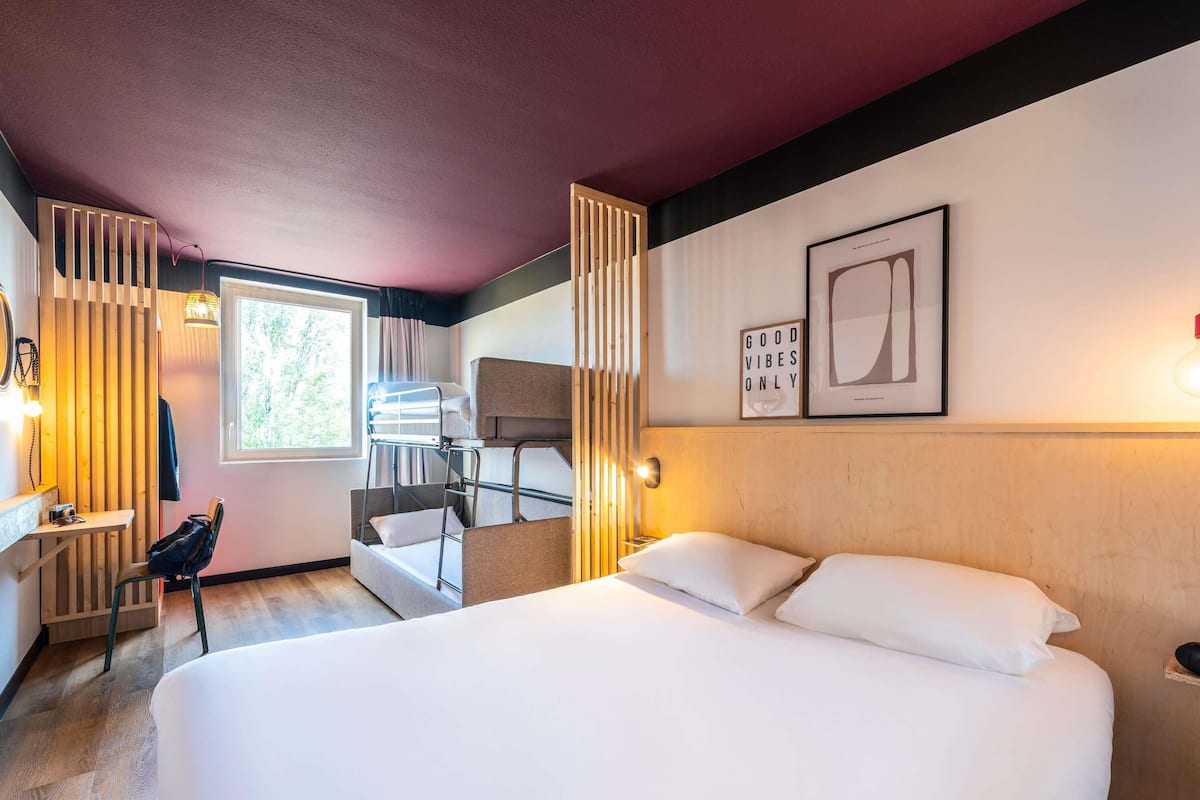 Familierom (Pop. 4 people) | Sengetøy av topp kvalitet, individuelt innredet og skrivebord