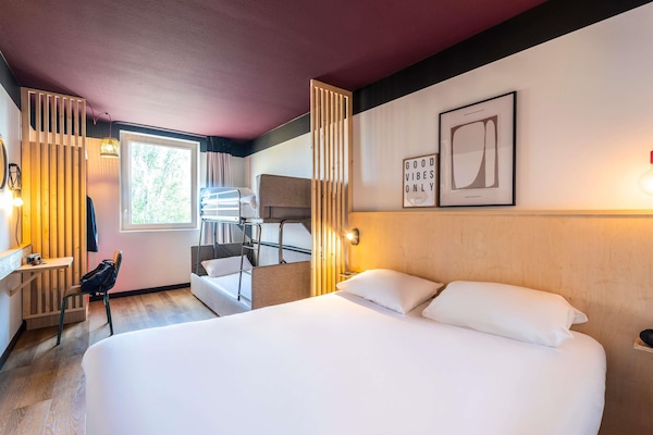 Family Room (Pop. 4 people) | Premium bedding, individually furnished, desk, laptop workspace