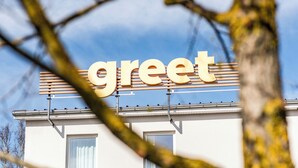 A building with a large 'greet' sign on the facade. - Greet Hotel Bourg-en-Bresse Sud Montagnat (Montagnat)