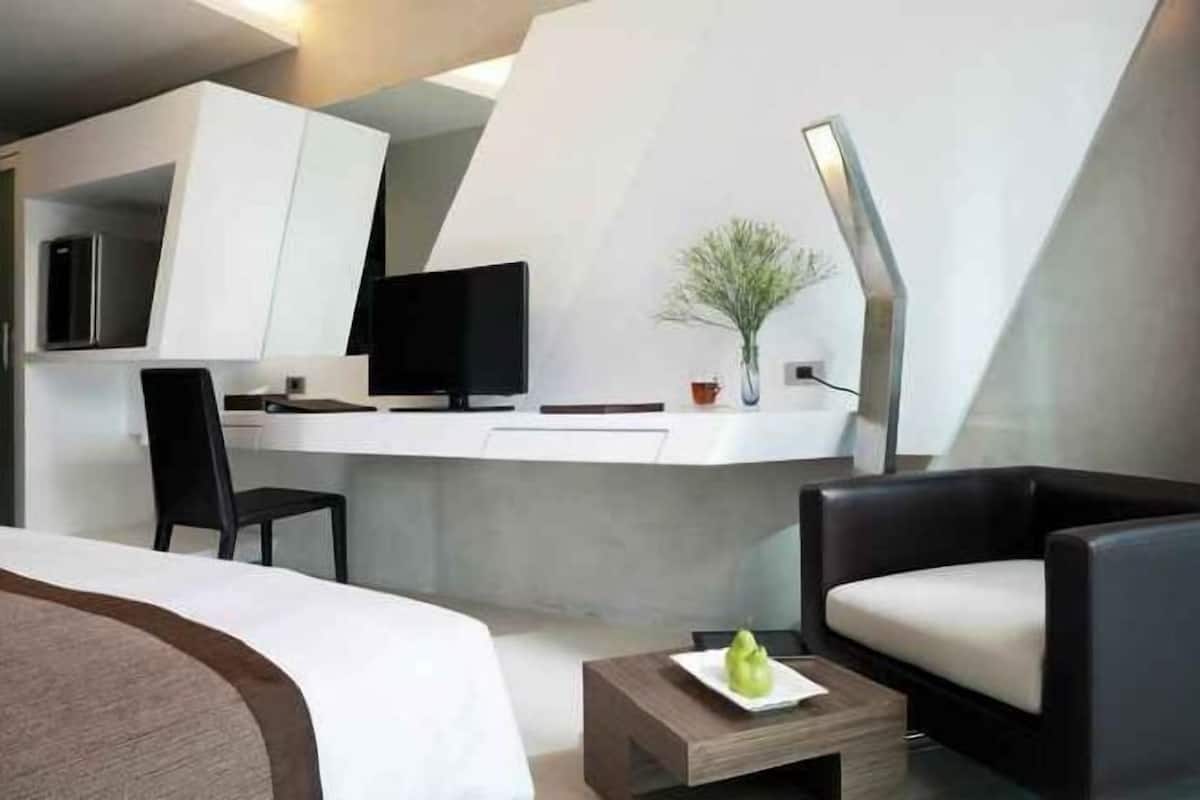 Premium bedding, minibar, in-room safe, desk