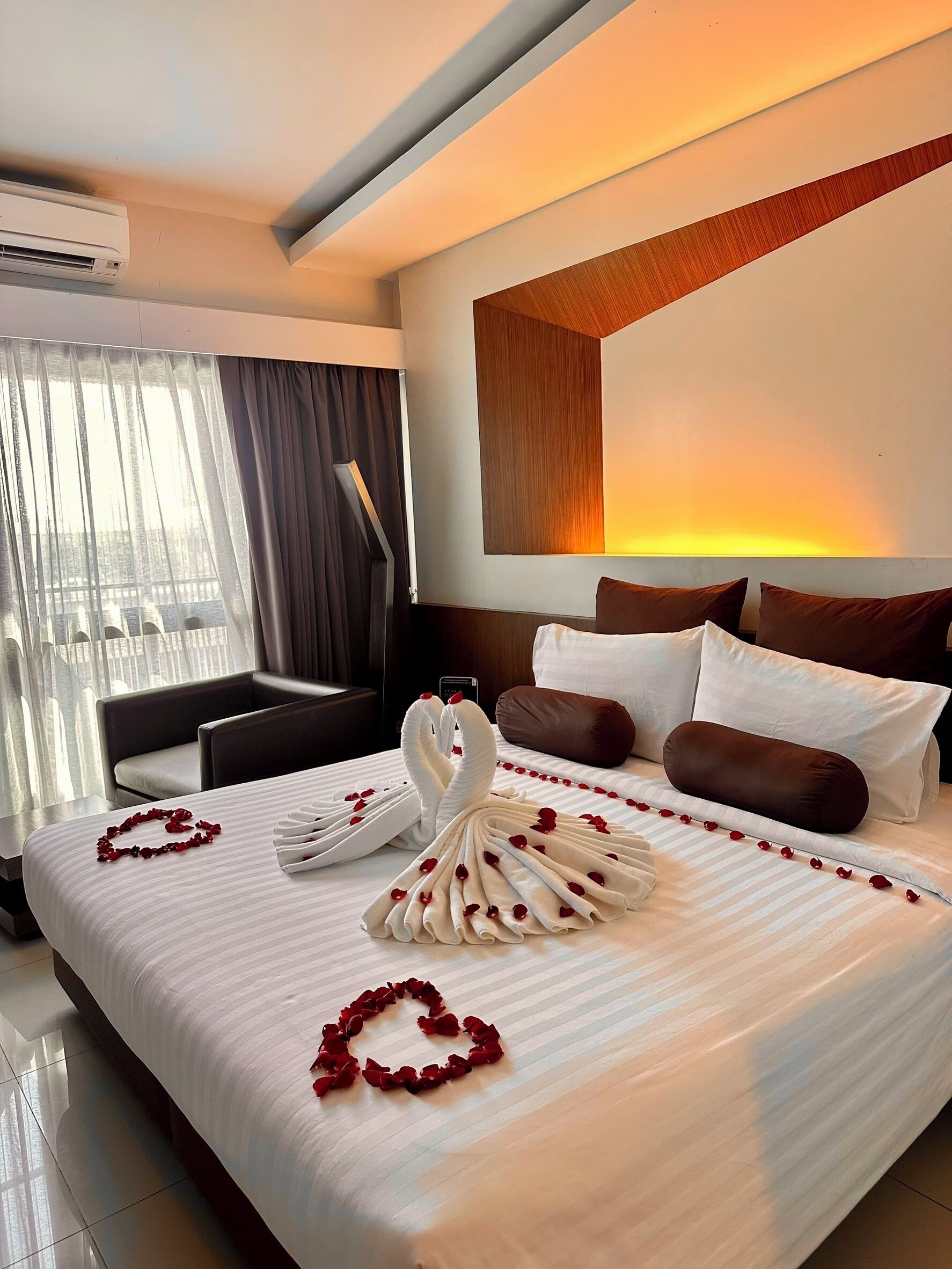Superior Double Bed/Express Way View | Premium bedding, minibar, in-room safe, desk