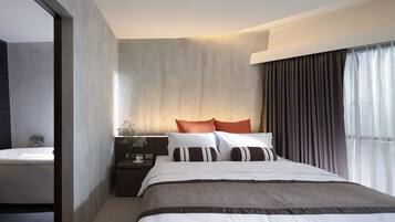 Executive Suite | Premium bedding, minibar, in-room safe, desk