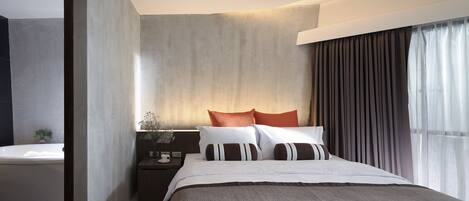 Executive Suite | Premium bedding, minibar, in-room safe, desk