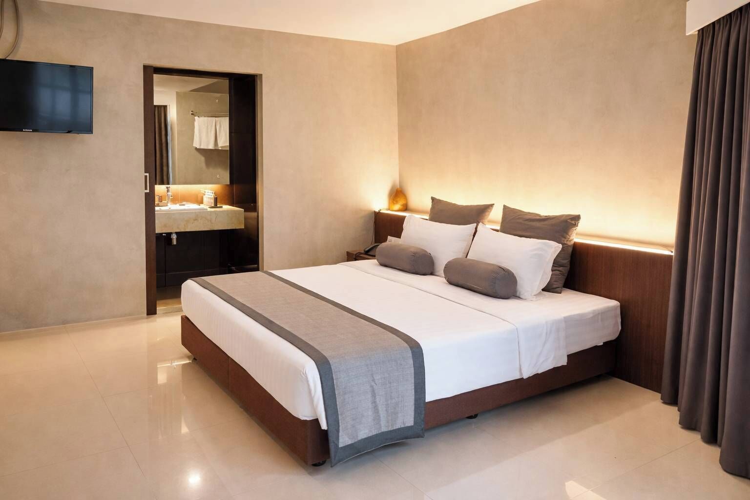 Executive Suite | Premium bedding, minibar, in-room safe, desk