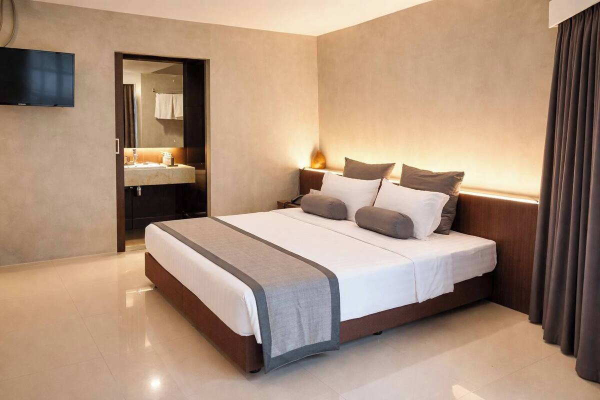Premium bedding, minibar, in-room safe, desk