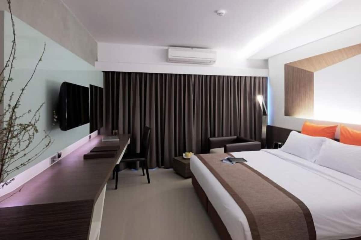 1 bedroom, premium bedding, minibar, in-room safe