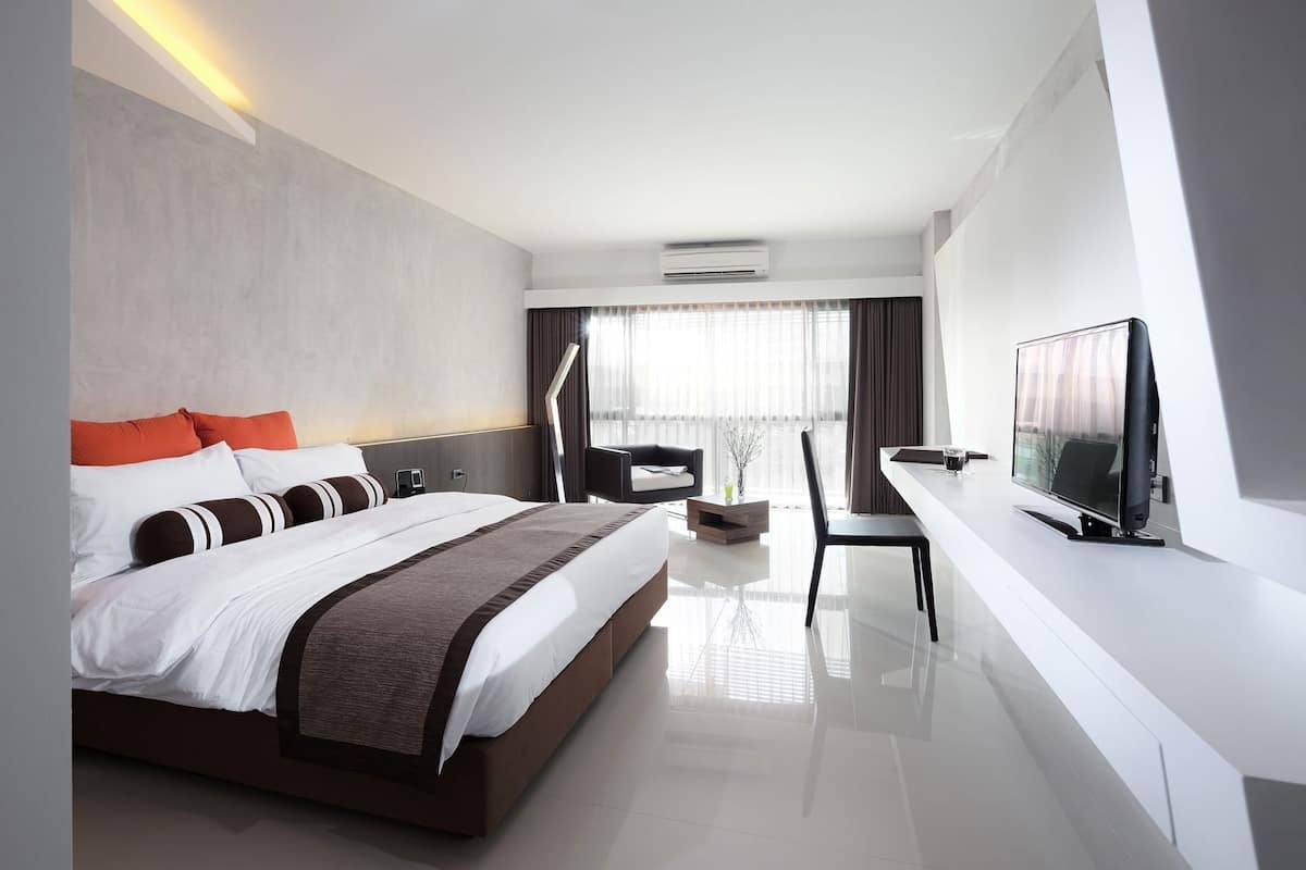Premium bedding, minibar, in-room safe, desk