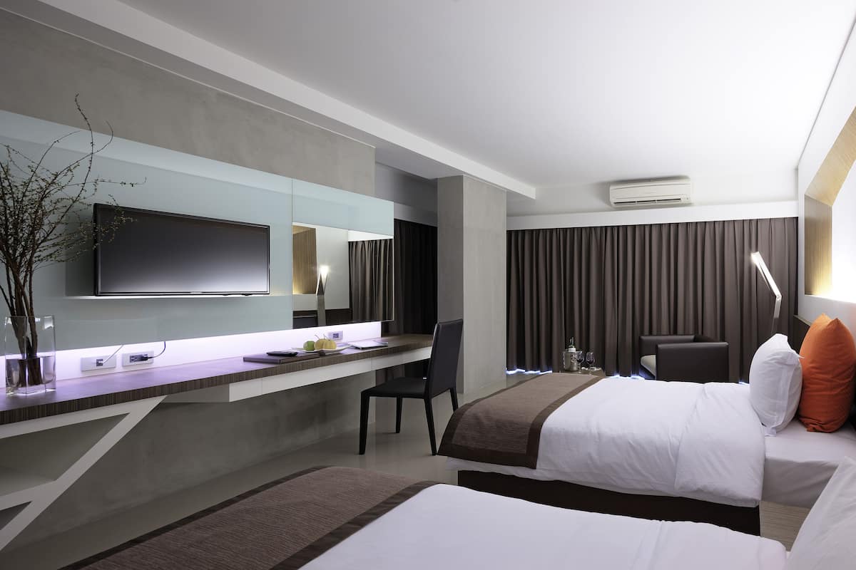 Deluxe Twin Room | 1 bedroom, premium bedding, minibar, in-room safe