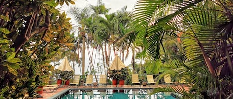 3 piscinas al aire libre, sombrillas, sillones reclinables de piscina