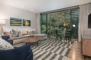 Suite (Cottage) | Oppholdsområde | En 32-tommers Flatskjerm-TV med kabel-kanaler samt TV og iPad