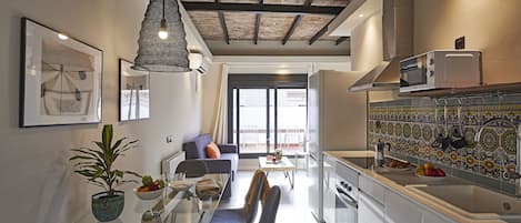 Apartamento Deluxe | Cocina privada | Frigorífico grande, microondas, horno y placa de cocina