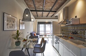 Apartamento luxo | Cozinha privada | Geladeira grande, micro-ondas, fogão, cooktop