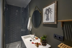 デラックス アパートメント | バスルーム | シャワー、ヘアドライヤー、タオル