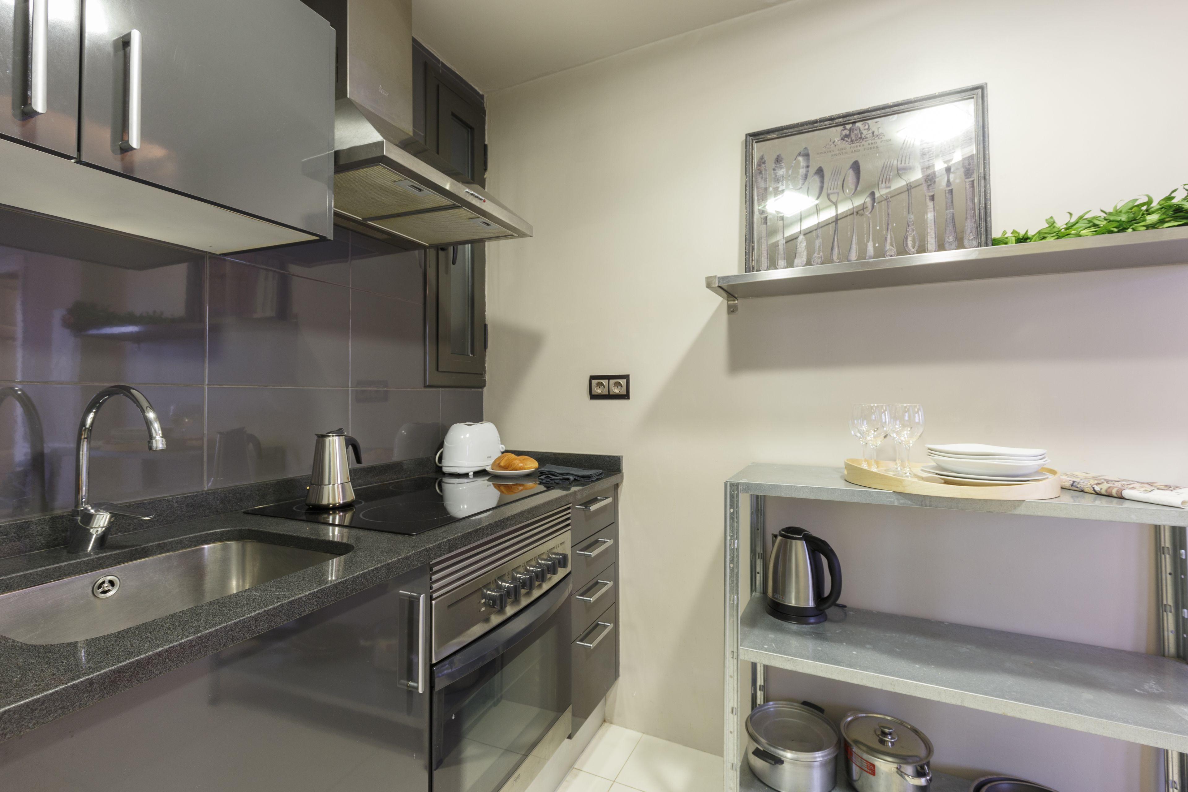 Een moderne keuken met roestvrijstalen apparatuur, een spoelbak en een aanrecht.