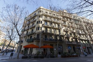 Front of property - AinB Eixample Miró Apartments (Barcelona)
