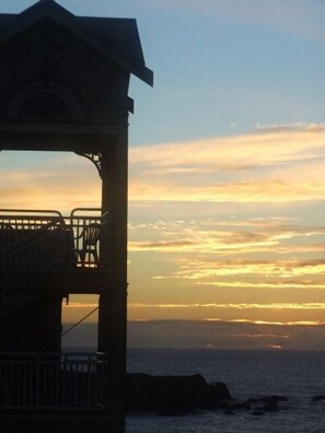 A beachside structure with a roof and seating area, overlooking the ocean. - North Cliff Hotel (Fort Bragg)