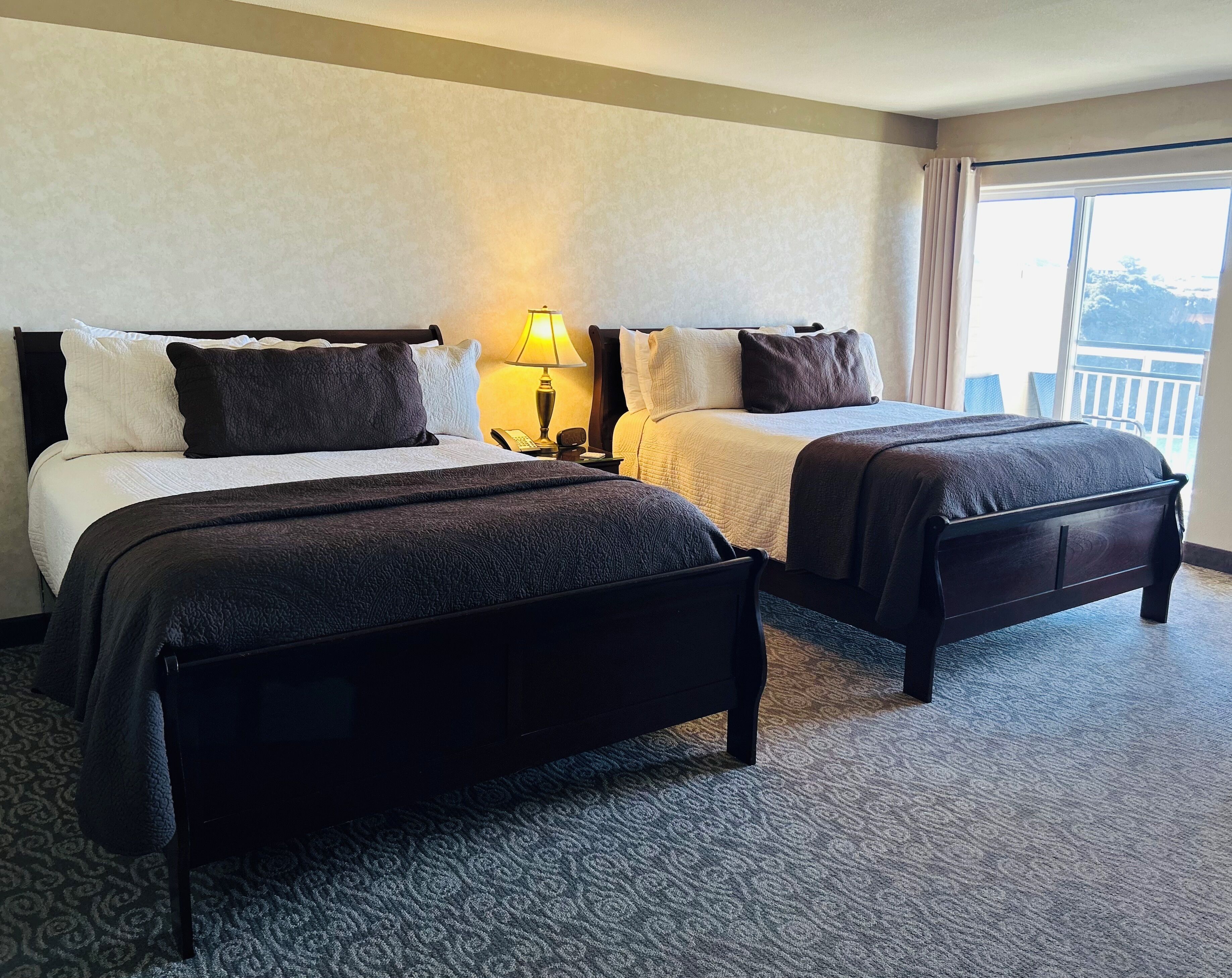 Surmatelas, coffres-forts dans les chambres, bureau, rideaux occultants