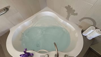 Executive Suite, 1 King Bed with Sofa bed, Non Smoking, Hot Tub | Private spa tub