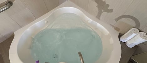 Executive Suite, 1 King Bed with Sofa bed, Non Smoking, Hot Tub | Private spa tub