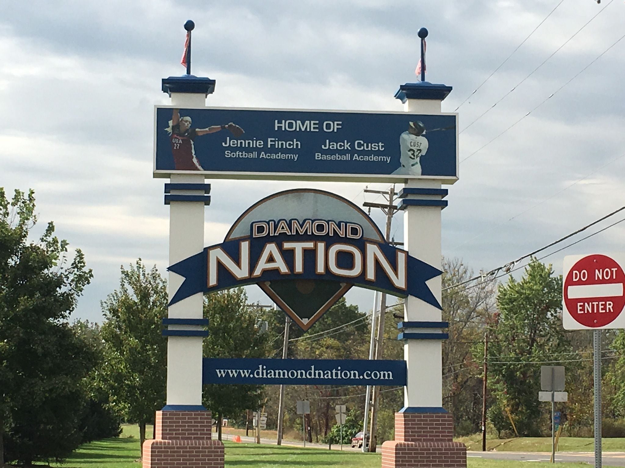 Une enseigne pour Diamond Nation, sur laquelle figurent les noms de Jennie Finch et Jack Cust, ainsi qu’une adresse de site web.