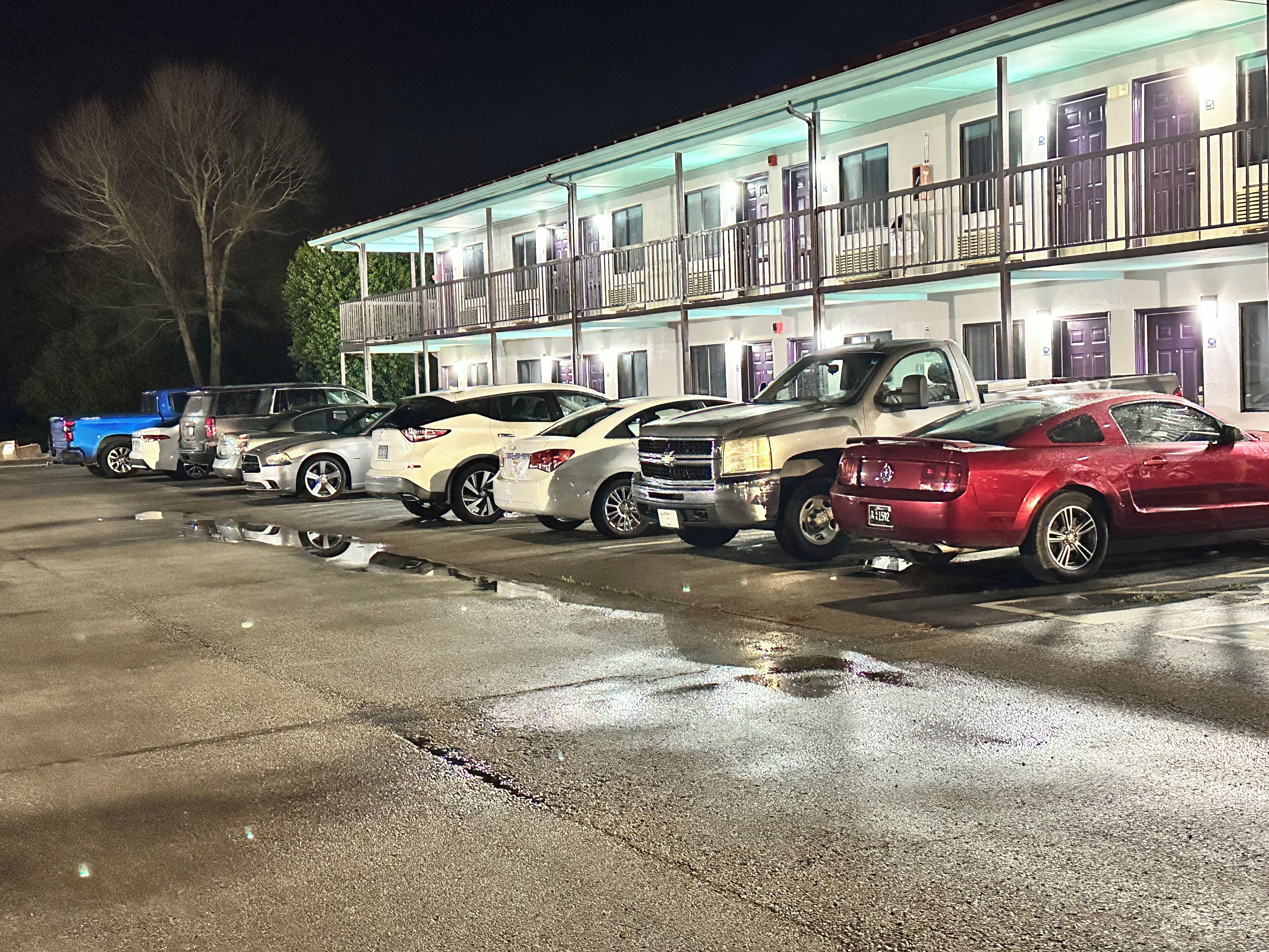 Un motel con amplios espacios de estacionamiento y un edificio con balcones.