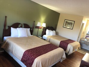 Huone, 2 parisänkyä, tupakointi sallittu | Äänieristys, silitysrauta/-lauta, ilmainen Wi-Fi, vuodevaatteet