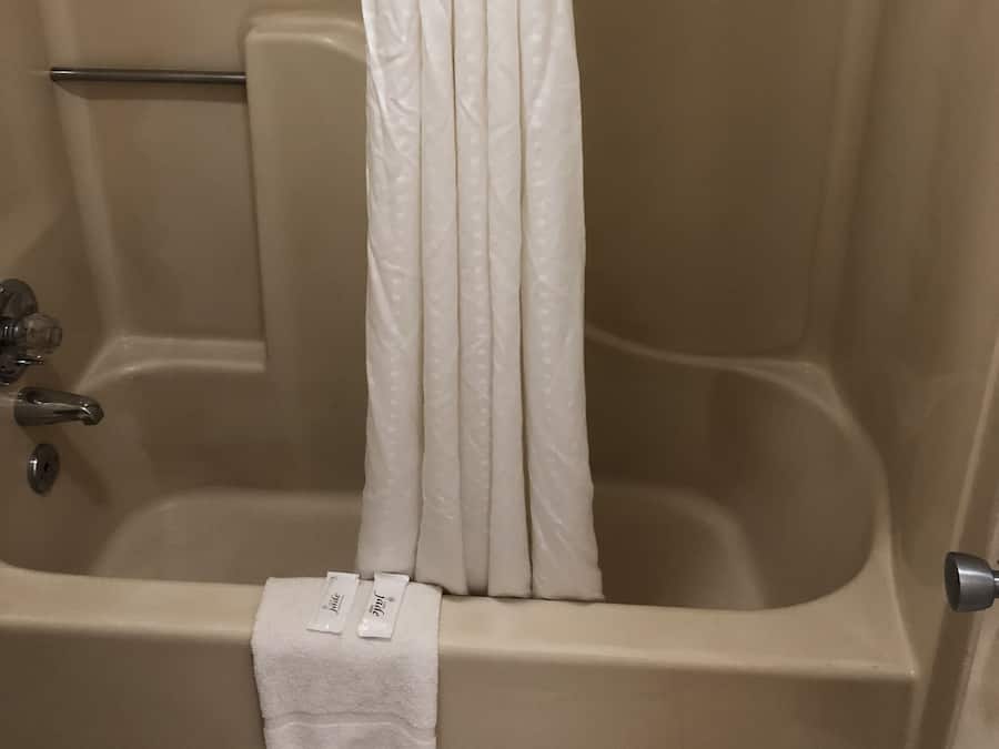 Duschwanne, Komfortbadewanne, Haartrockner, Handtücher