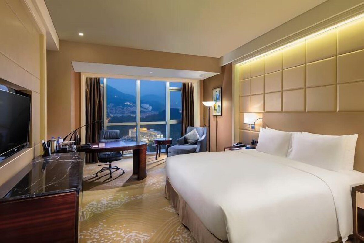 Premium bedding, minibar, in-room safe, blackout drapes