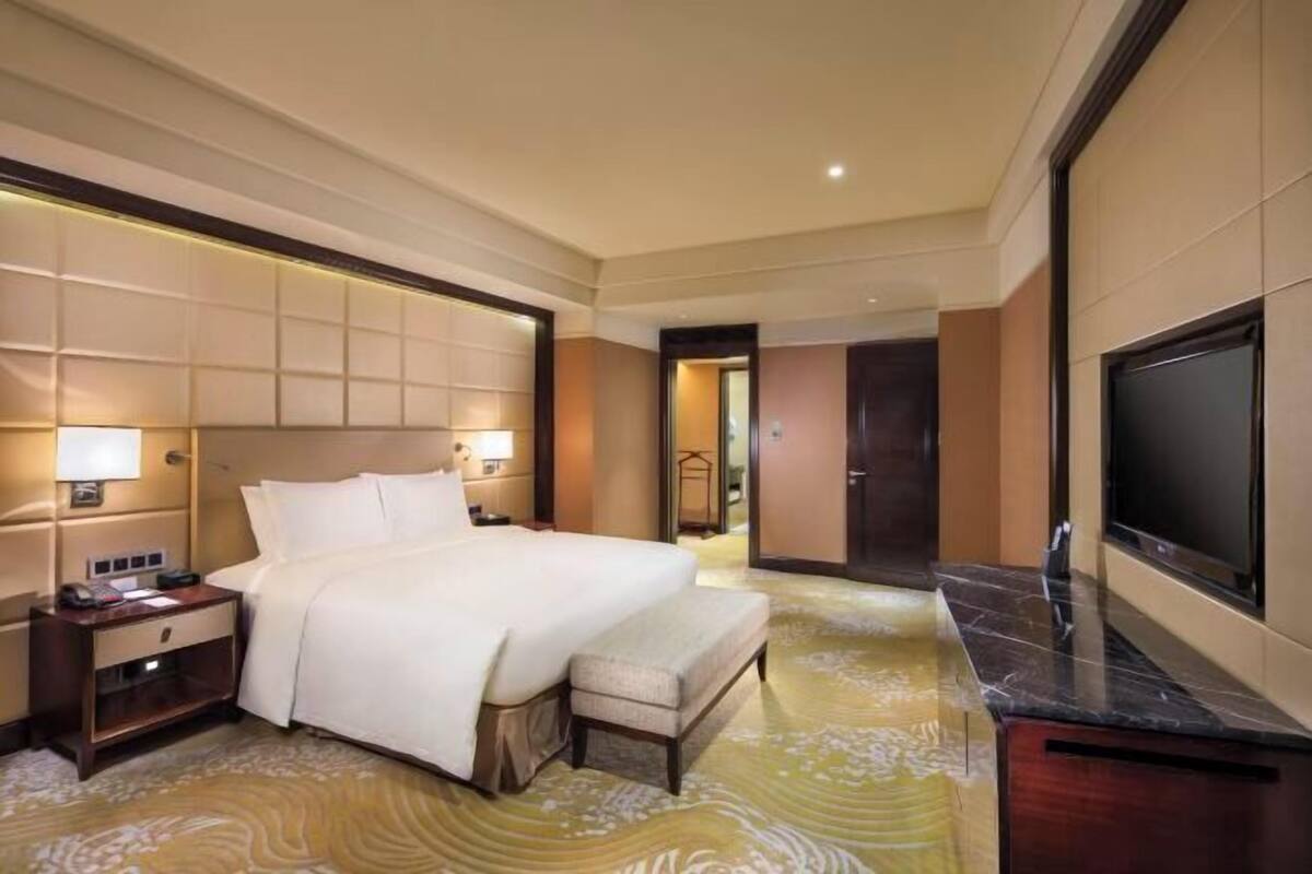 Premium bedding, minibar, in-room safe, blackout drapes