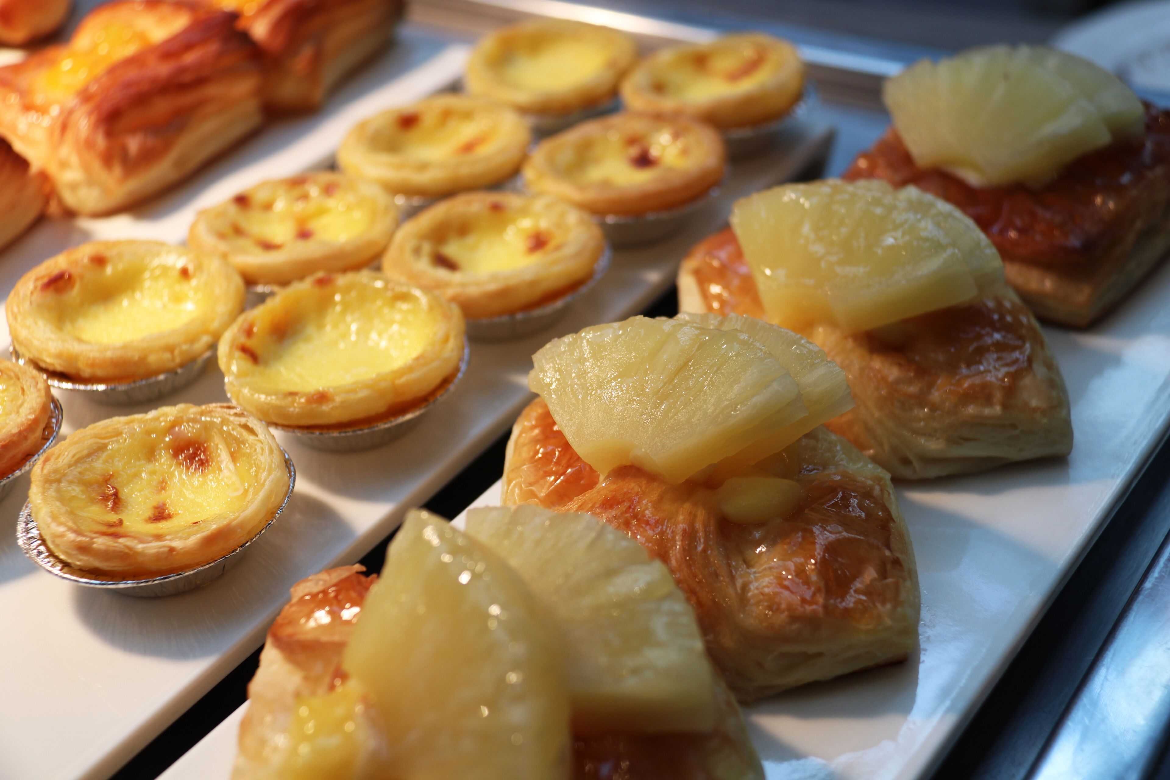 On y trouve une grande variété de pâtisseries, notamment des tartes et des viennoiseries, dont certaines sont garnies d’ananas.