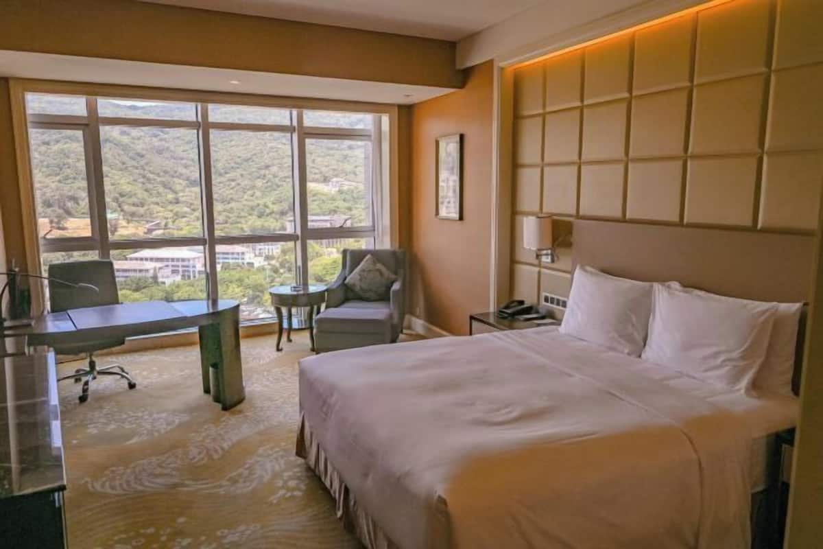 Premium bedding, minibar, in-room safe, blackout drapes