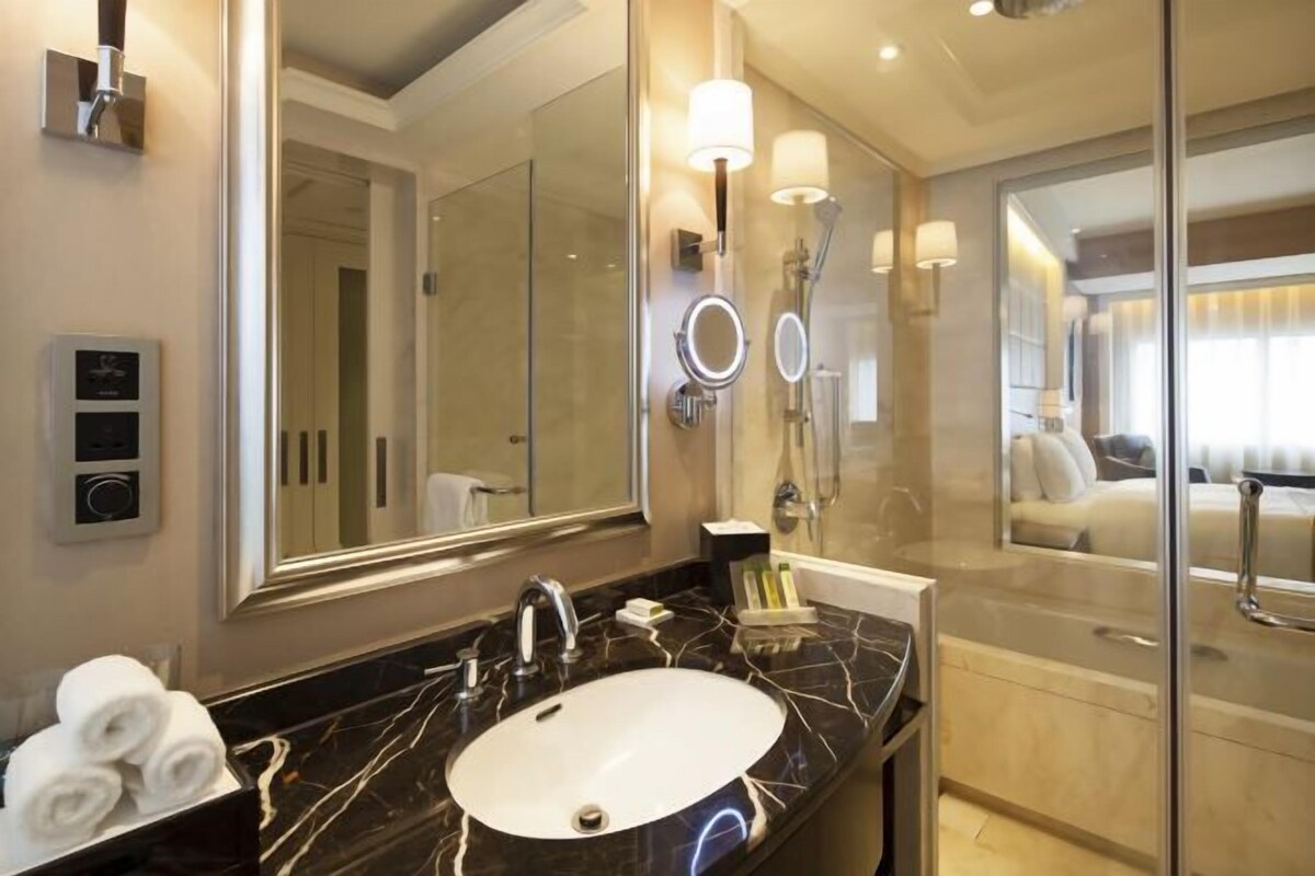 Separate bathtub and shower, jetted bath, designer toiletries