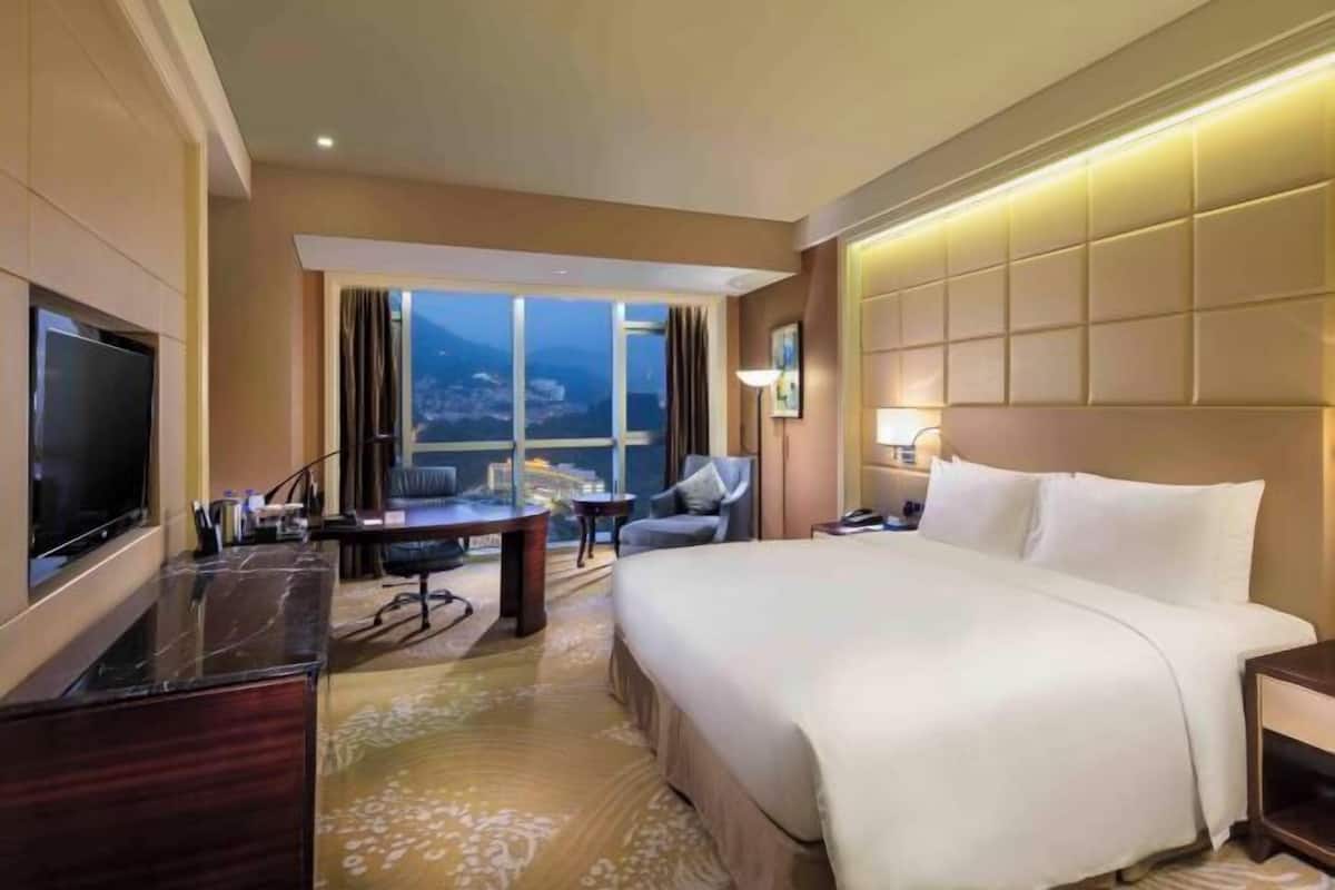 Premium bedding, minibar, in-room safe, blackout drapes