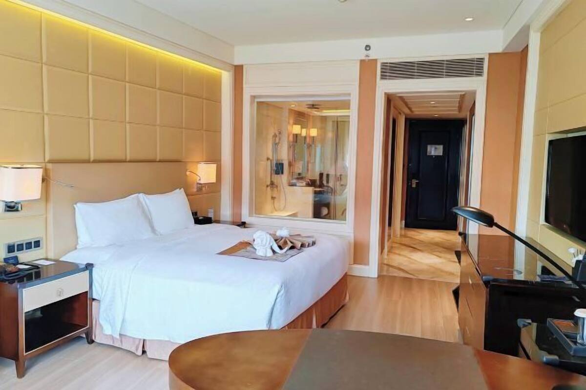 Premium bedding, minibar, in-room safe, blackout drapes