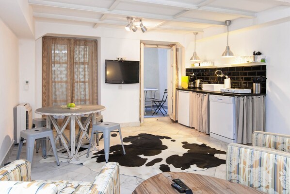 Duplex | Private kitchen | Fridge, microwave, stovetop, coffee/tea maker
