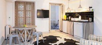 Chiconomy Suites
