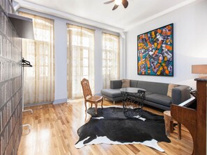 Een 32-inch televisie met satellietzenders en een dvd-speler