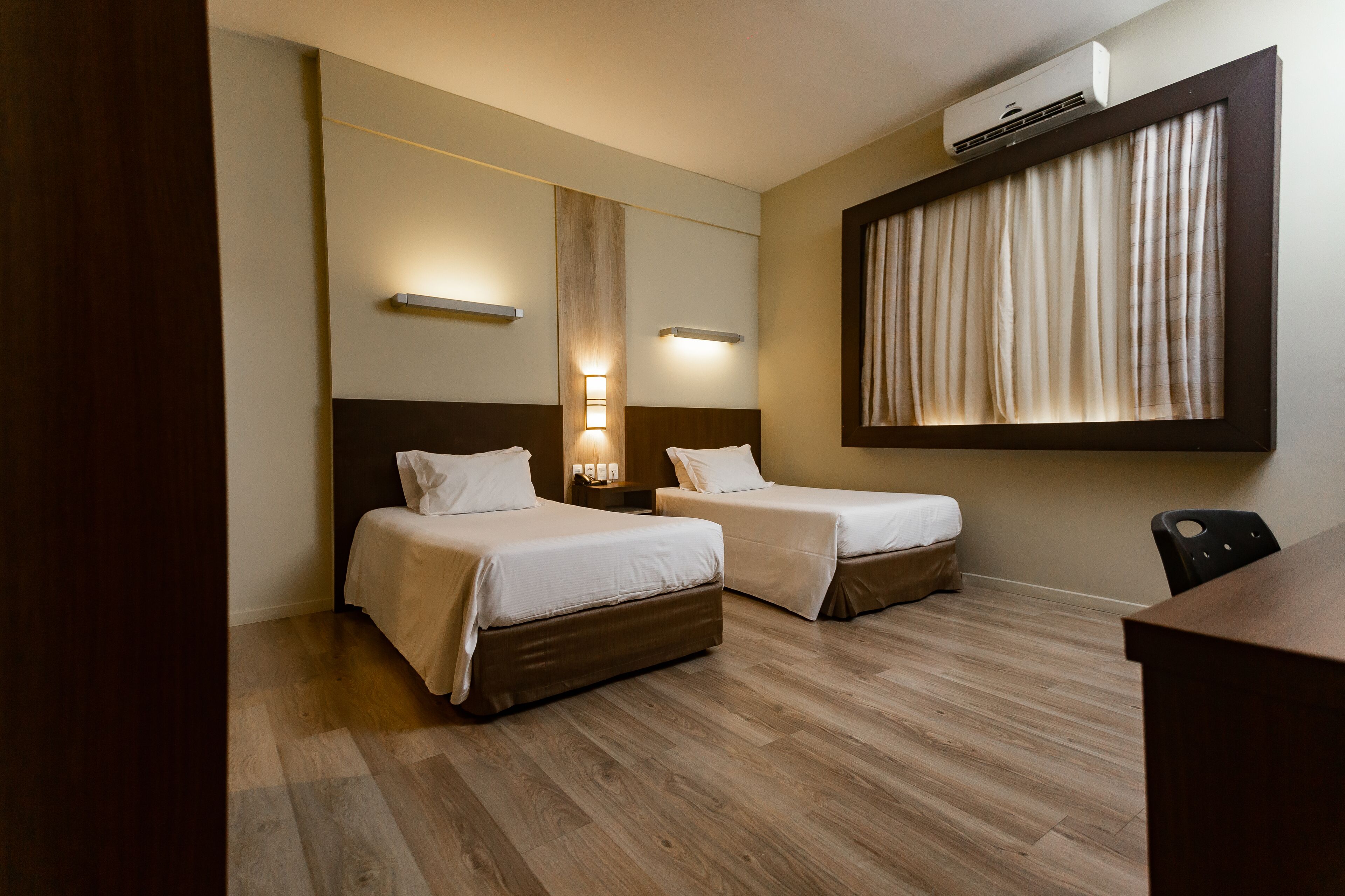 classic twin room, 2 single beds | 1 bedroom, minibar, in-room safe, desk