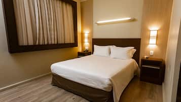 Klassieke tweepersoonskamer, voor 1 persoon, 1 tweepersoonsbed | Een minibar, een kluis op de kamer, een bureau, geluiddichte muren